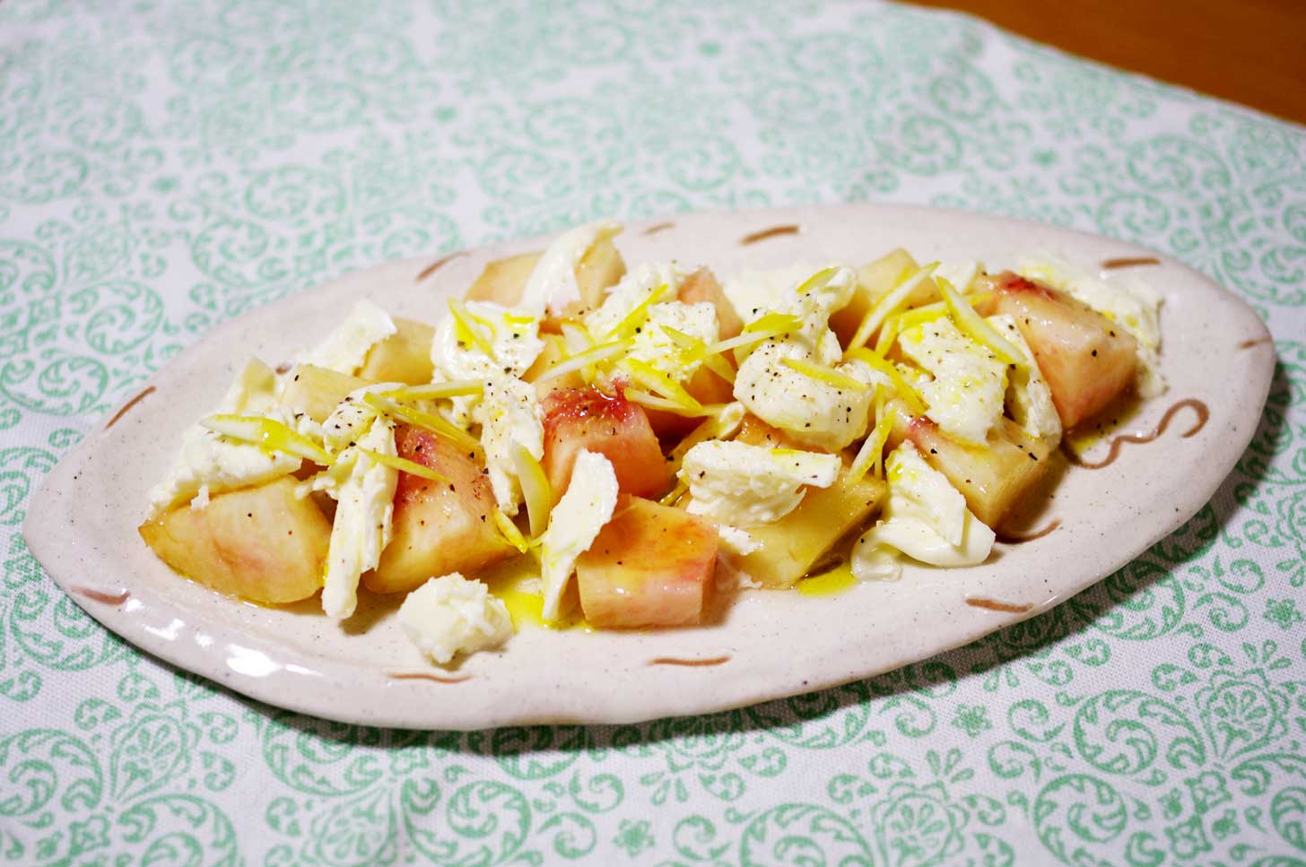 オリジナルのレシピ通りに作った桃モッツァレラ