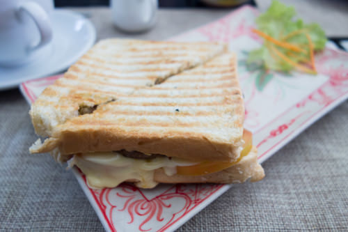 blue-tongue-hotel-breakfast-01