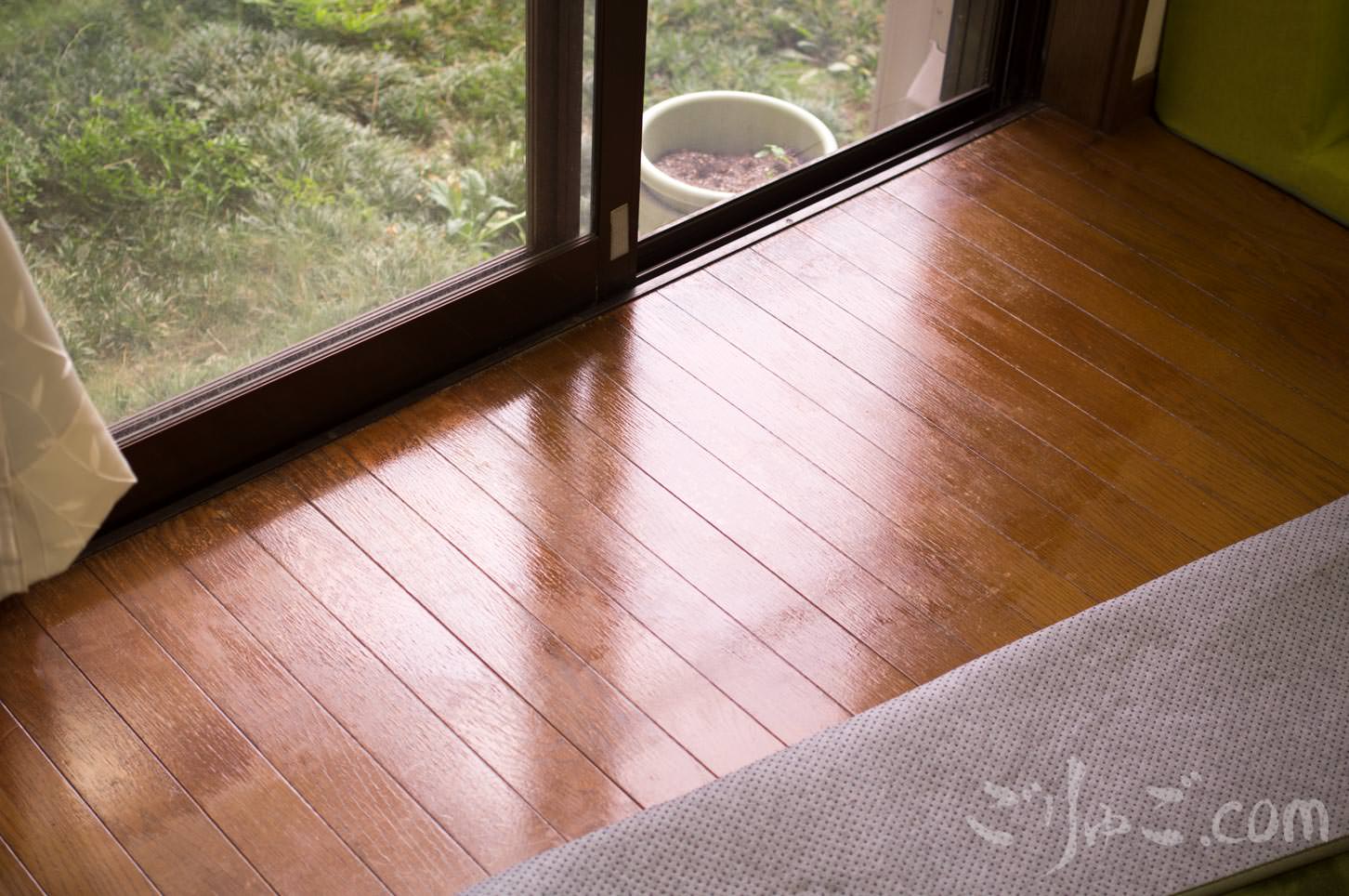 ニス塗り数日後のフローリング