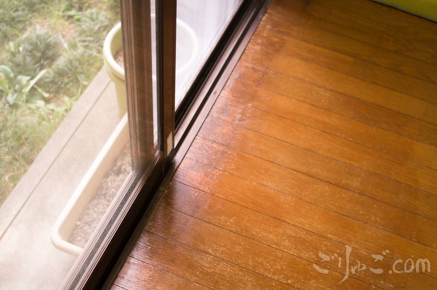 ニスの二度塗りを終えたフローリング