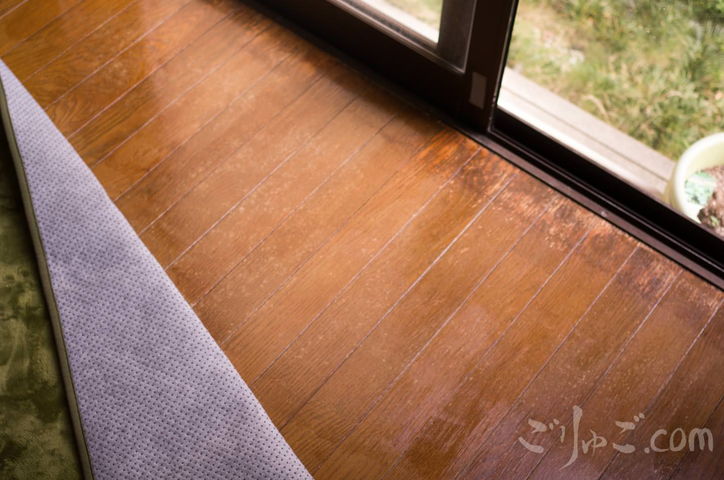 フローリングにニスを1回塗った状態